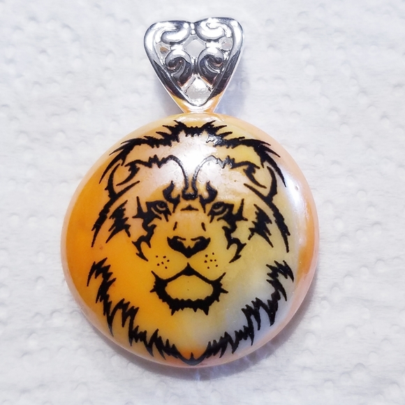 Jewelry - Orange/black 🦁 lion glass pendant